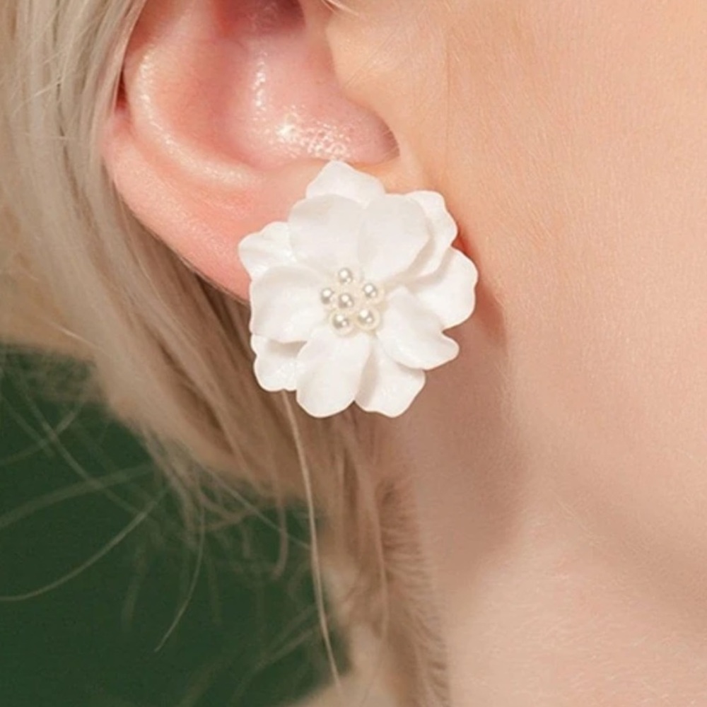 New Elegant White Floral stud Earrings